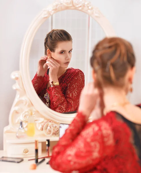 Jeune femme assise à la coiffeuse — Photo