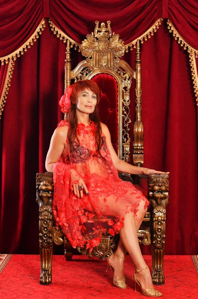 Πορτρέτο Του Ώριμη Κοκκινομάλλα Βασίλισσα Φορώντας Κόκκινα Ρούχα Κάθεται Στην — Φωτογραφία Αρχείου