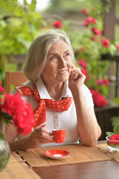 Ritratto Una Donna Anziana Felice Che Beve Caffè — Foto Stock
