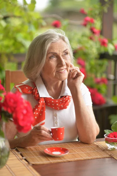 Portret Van Een Gelukkig Leeftijd Vrouw Koffie Drinken — Stockfoto