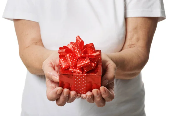 Recortado Tiro Mujer Sosteniendo Caja Regalo — Foto de Stock