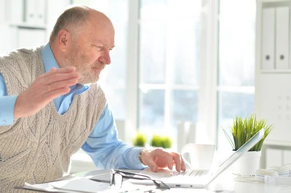 Volwassen zakenman werken met laptop — Stockfoto