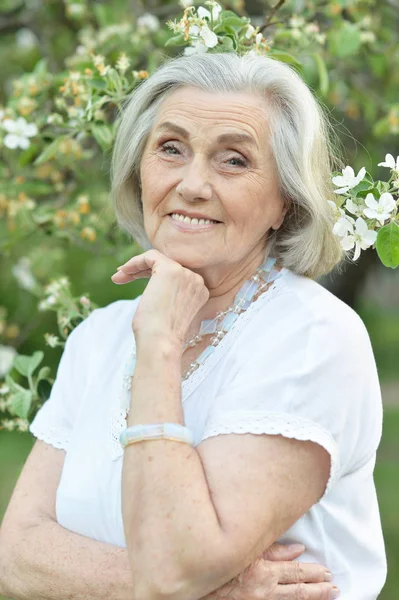 Щаслива Старша Красива Жінка Весняному Парку Квітчастим Фоном Яблуні — стокове фото