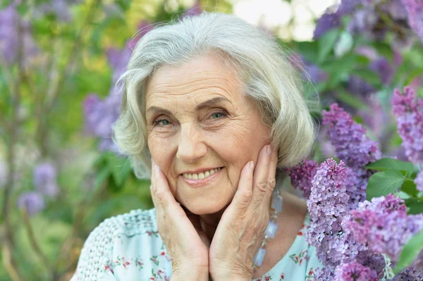 Szczęśliwy Starszy Piękny Kobieta Tle Bzy Spring Park — Zdjęcie stockowe