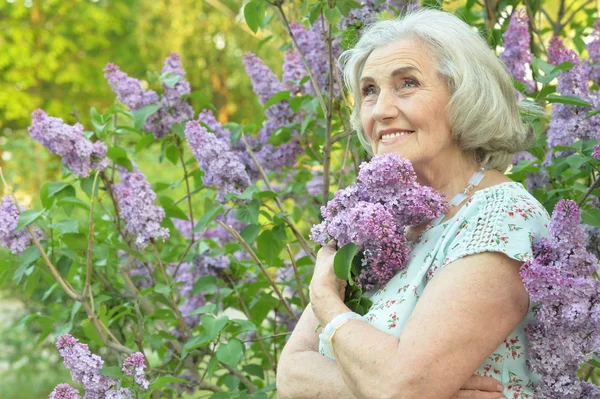 Šťastný Senior Krásná Žena Šeříky Jarním Parku — Stock fotografie