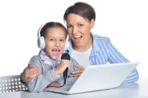 Μητέρα και κόρη χρησιμοποιούν φορητό υπολογιστή — Φωτογραφία Αρχείου