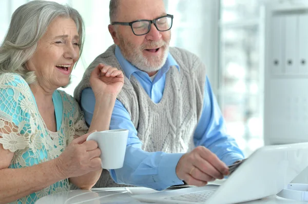 Coppia utilizzando il computer portatile a casa — Foto Stock