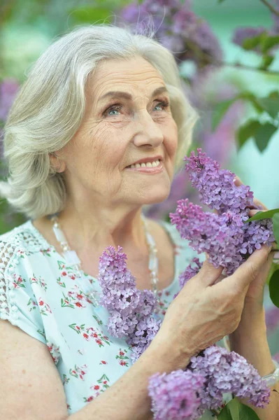 Glad Senior Vacker Kvinna Med Syrener Vårparken — Stockfoto