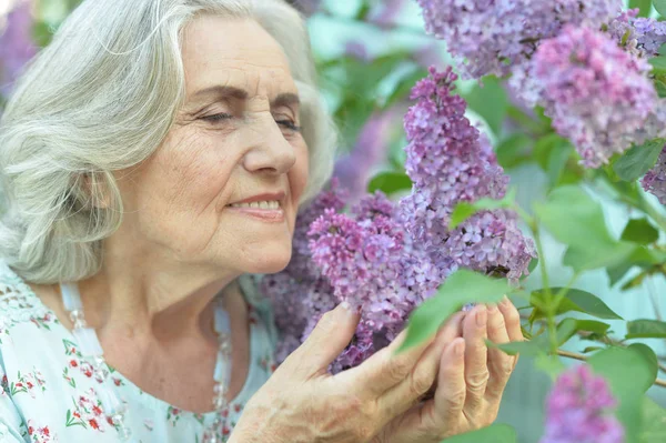 Glad Senior Vacker Kvinna Med Syrener Vårparken — Stockfoto