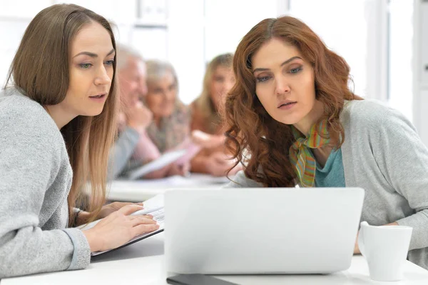 Gruppe Aktiver Geschäftsleute Die Modernen Büros Arbeiten — Stockfoto