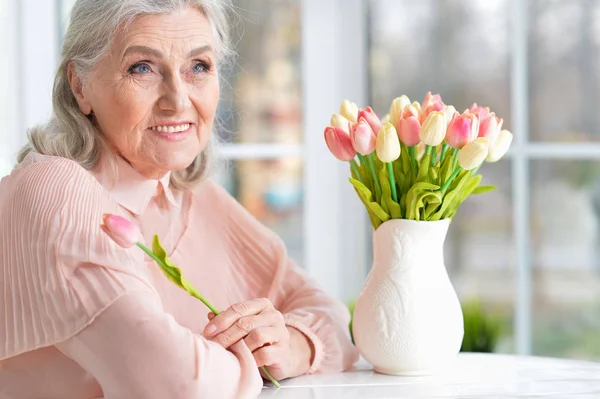 Schöne Seniorin — Stockfoto