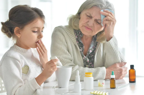 Nettes Mädchen Gibt Kranker Seniorin Medikamente — Stockfoto