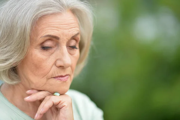 Traurige Seniorin Frühlingspark — Stockfoto