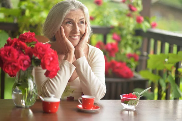 Retrato Una Anciana Feliz Tomando Café — Foto de Stock