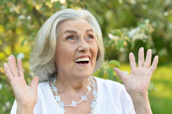 Удивила Пожилая Красивая Женщина Весеннем Парке — стоковое фото