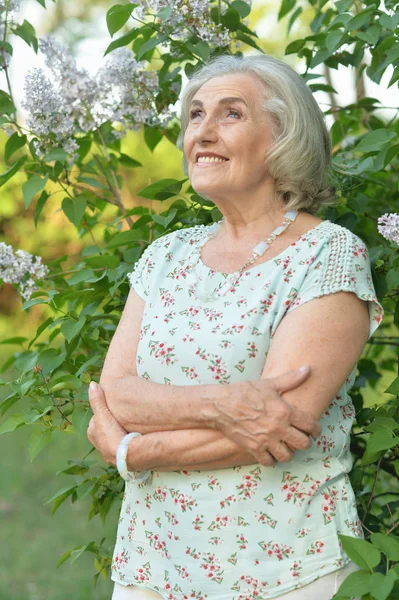 Счастливая Пожилая Красивая Женщина Заднем Плане Весеннем Парке — стоковое фото