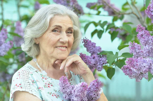 Mulher Bonita Sênior Feliz Com Lilases Parque Mola — Fotografia de Stock