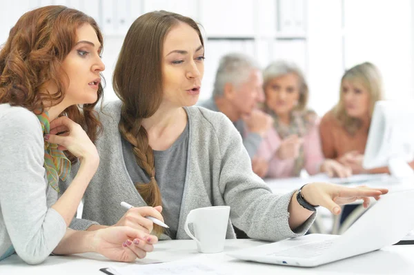 Grupo Empresarios Activos Que Trabajan Oficinas Modernas — Foto de Stock