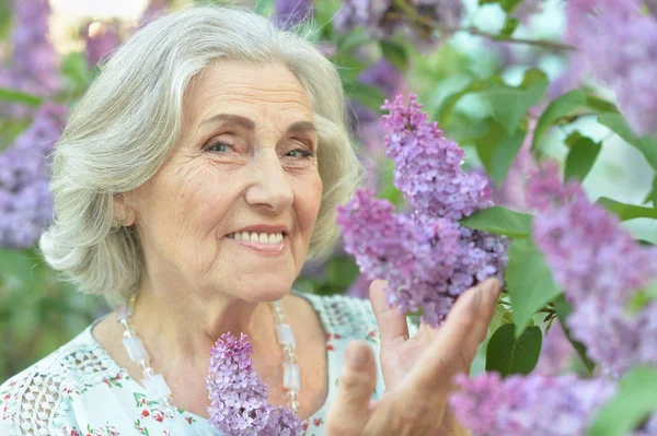 Szczęśliwa Seniorka Piękna Kobieta Bzu Wiosennym Parku — Zdjęcie stockowe