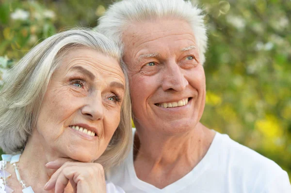 Portrét Krásného Seniorského Páru Pózujícího Parku — Stock fotografie