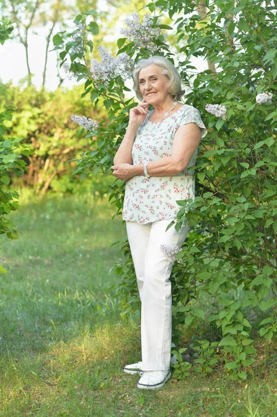 Happy Senior Beautiful Woman Lilacs Background Spring Park — Stock Photo, Image