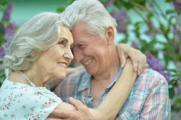 Retrato Hermosa Pareja Ancianos Abrazándose Parque — Foto de Stock