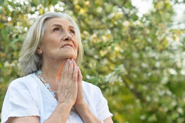 Gelukkige Senior Mooie Vrouw Het Voorjaar Park Bidden — Stockfoto