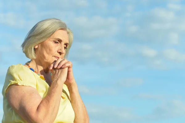 Triste Sênior Bela Mulher Parque Primavera — Fotografia de Stock