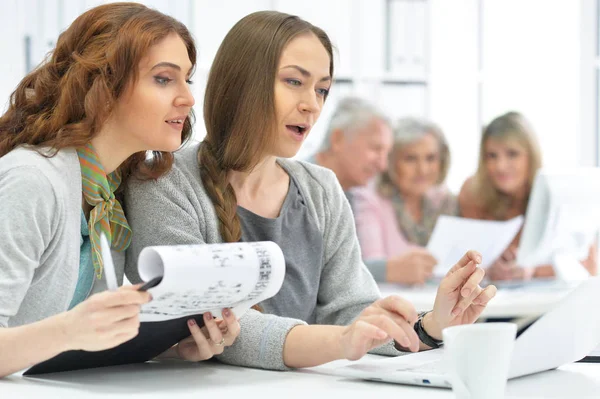 Gruppe Aktiver Geschäftsleute Die Modernen Büros Arbeiten — Stockfoto