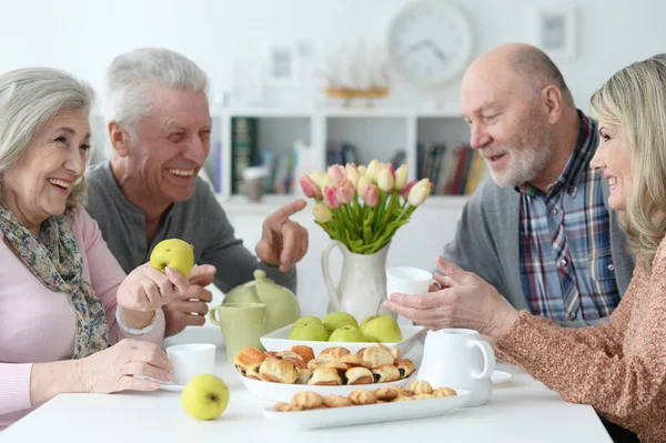 Twee Senioren Stellen Die Thee Drinken — Stockfoto