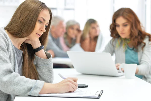 Gruppe Aktiver Geschäftsleute Die Modernen Büros Arbeiten — Stockfoto