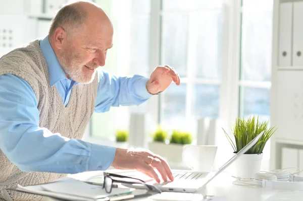 Volwassen zakenman werken met laptop — Stockfoto