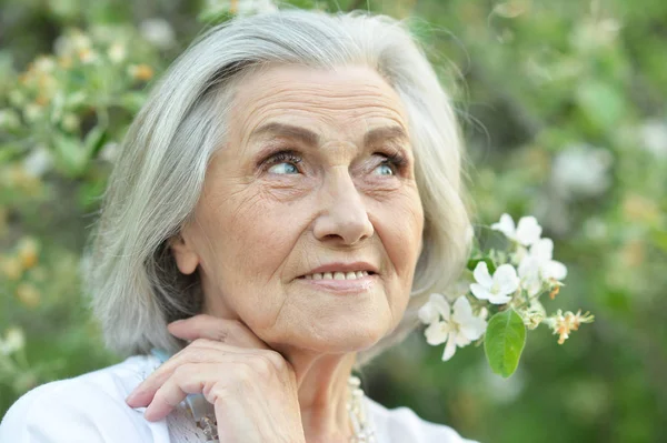 Счастливая Пожилая Красивая Женщина Весеннем Парке Фоне Цветущей Яблони — стоковое фото