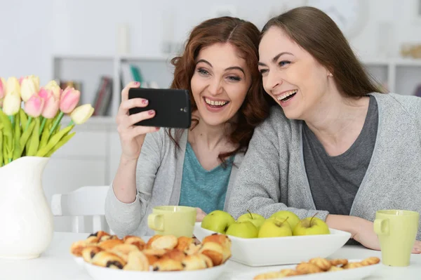 Twee Vriendinnen Kijken Naar Smartphone — Stockfoto