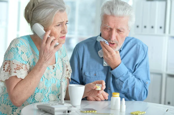 Krankes Senioren Ehepaar Ruft Von Hause Aus Zum Arzt — Stockfoto