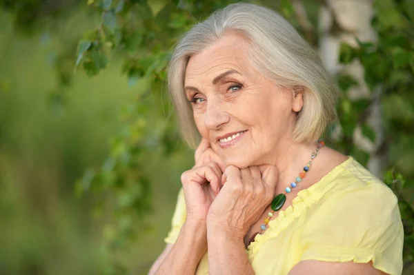 Feliz Sonriente Anciano Hermosa Mujer Primavera Parque — Foto de Stock