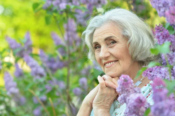 Щаслива Старша Красива Жінка Бузковому Фоні Весняному Парку — стокове фото