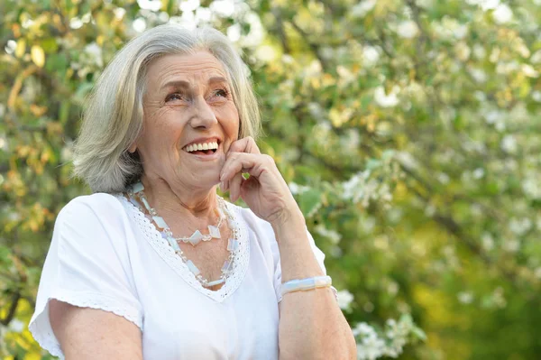 Hermosa Sonriente Senior Hermosa Mujer Parque Primavera — Foto de Stock