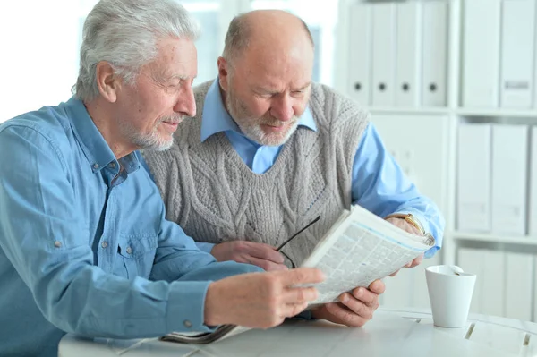 Ledande män läser tidningen — Stockfoto