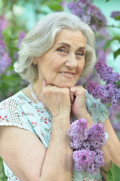 Feliz Anciano Hermosa Mujer Lilas Fondo Primavera Parque —  Fotos de Stock