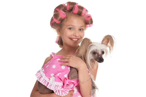 白い背景に隔離されたかわいい犬とポーズヘアカーラーと感情的な小さなかわいい女の子の肖像画 — ストック写真