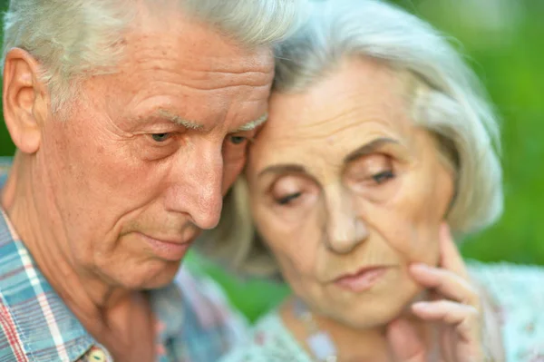 Portret Van Ongelukkig Senior Koppel Het Park — Stockfoto