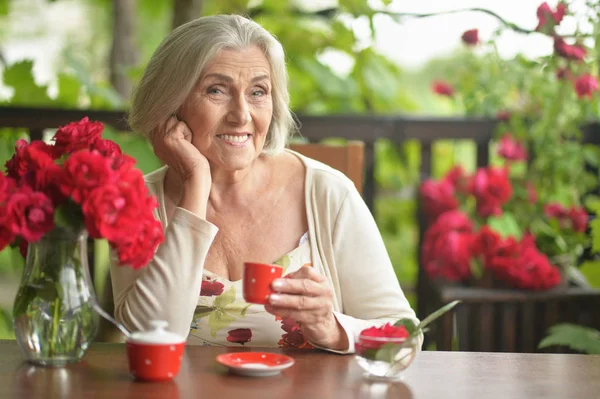 Ritratto Una Donna Anziana Felice Che Beve Caffè — Foto Stock