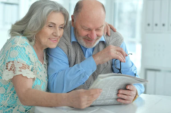 Anziano coppia lettura giornale — Foto Stock