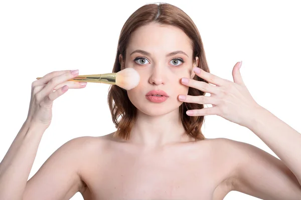 Portret Van Mooie Jonge Vrouw Poseren Met Make Borstel Geïsoleerd — Stockfoto