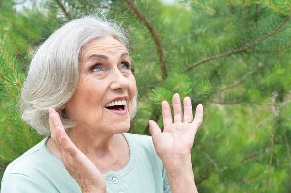 Счастливая Удивила Пожилую Красивую Женщину Весеннем Парке — стоковое фото