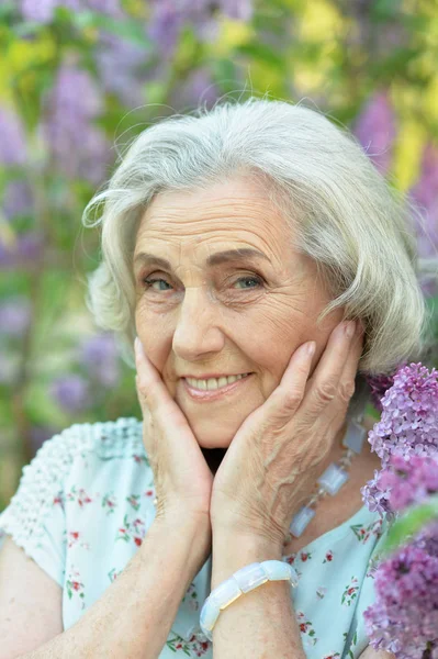 Šťastná Starší Krásná Žena Pozadí Lilacsu Jarním Parku — Stock fotografie