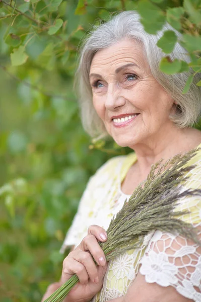 Anziana Bella Donna Nel Parco Primaverile — Foto Stock