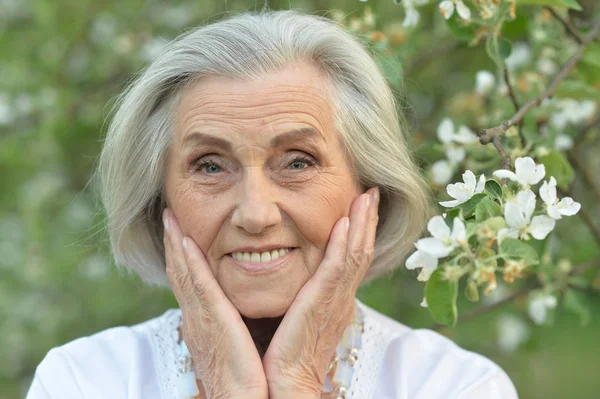 Happy Senior Vacker Kvinna Vår Park Med Blommande Äppelträd Bakgrund — Stockfoto