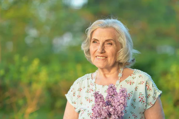 Szczęśliwa Seniorka Piękna Kobieta Bzu Wiosennym Parku — Zdjęcie stockowe